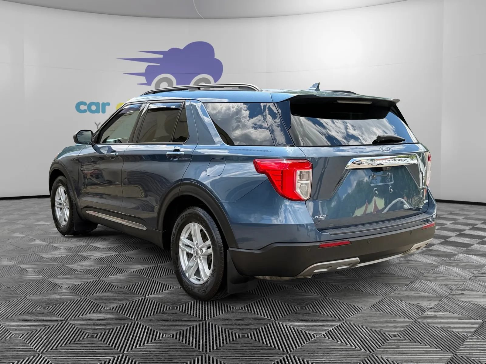 Used 2020 Ford Explorer XLT w/ Equipment Group 202A RWD image 3