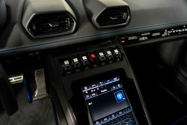 Used 2020 Lamborghini Huracan EVO image 20