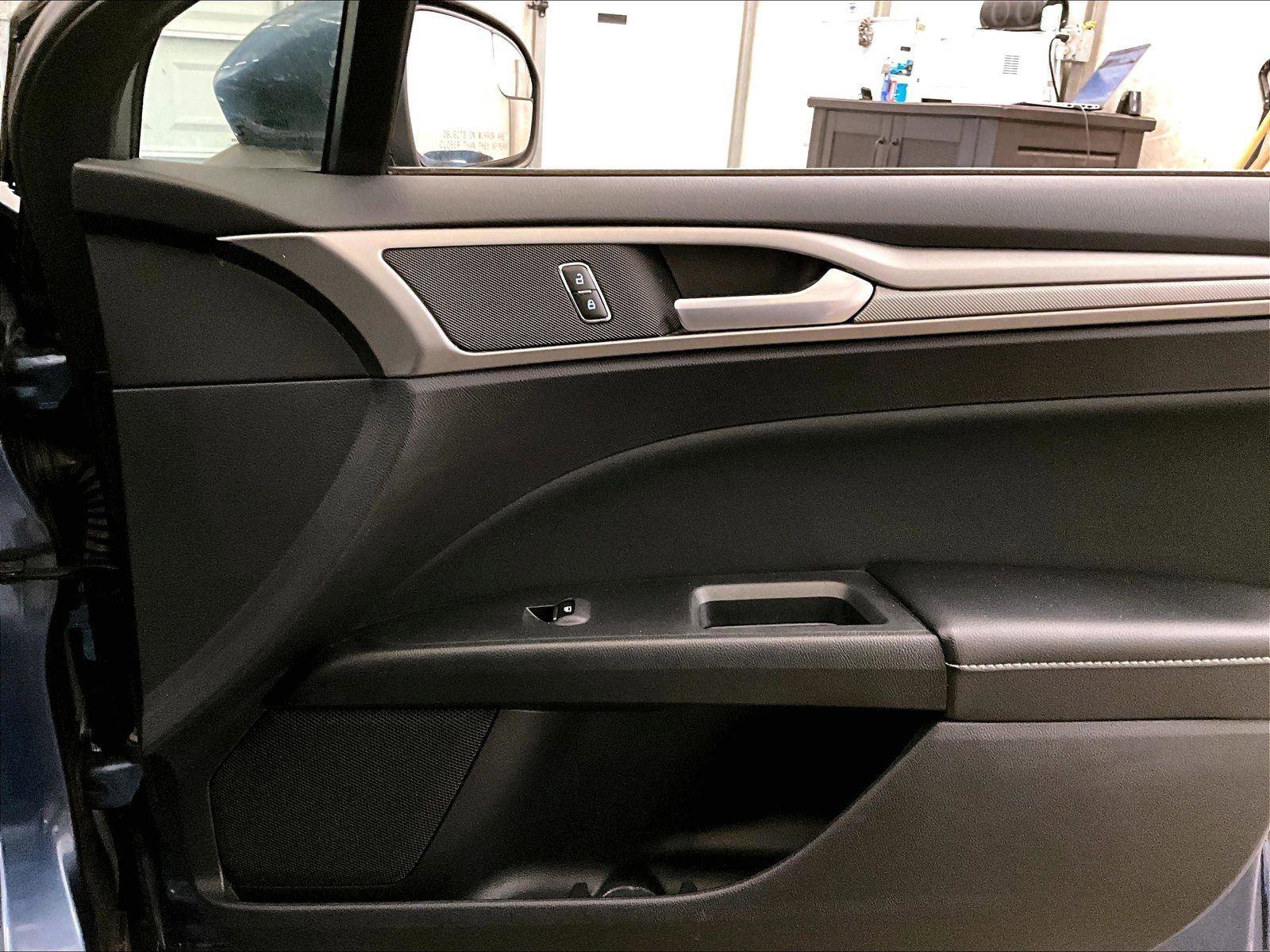 Used 2018 Ford Fusion SE w/ Fusion SE Technology Package FWD image 23