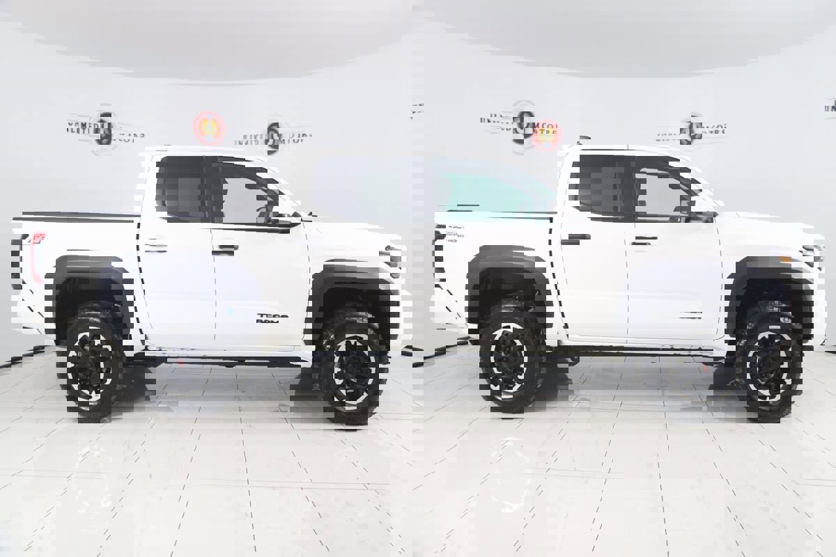 Used 2024 Toyota Tacoma TRD Off-Road image 2