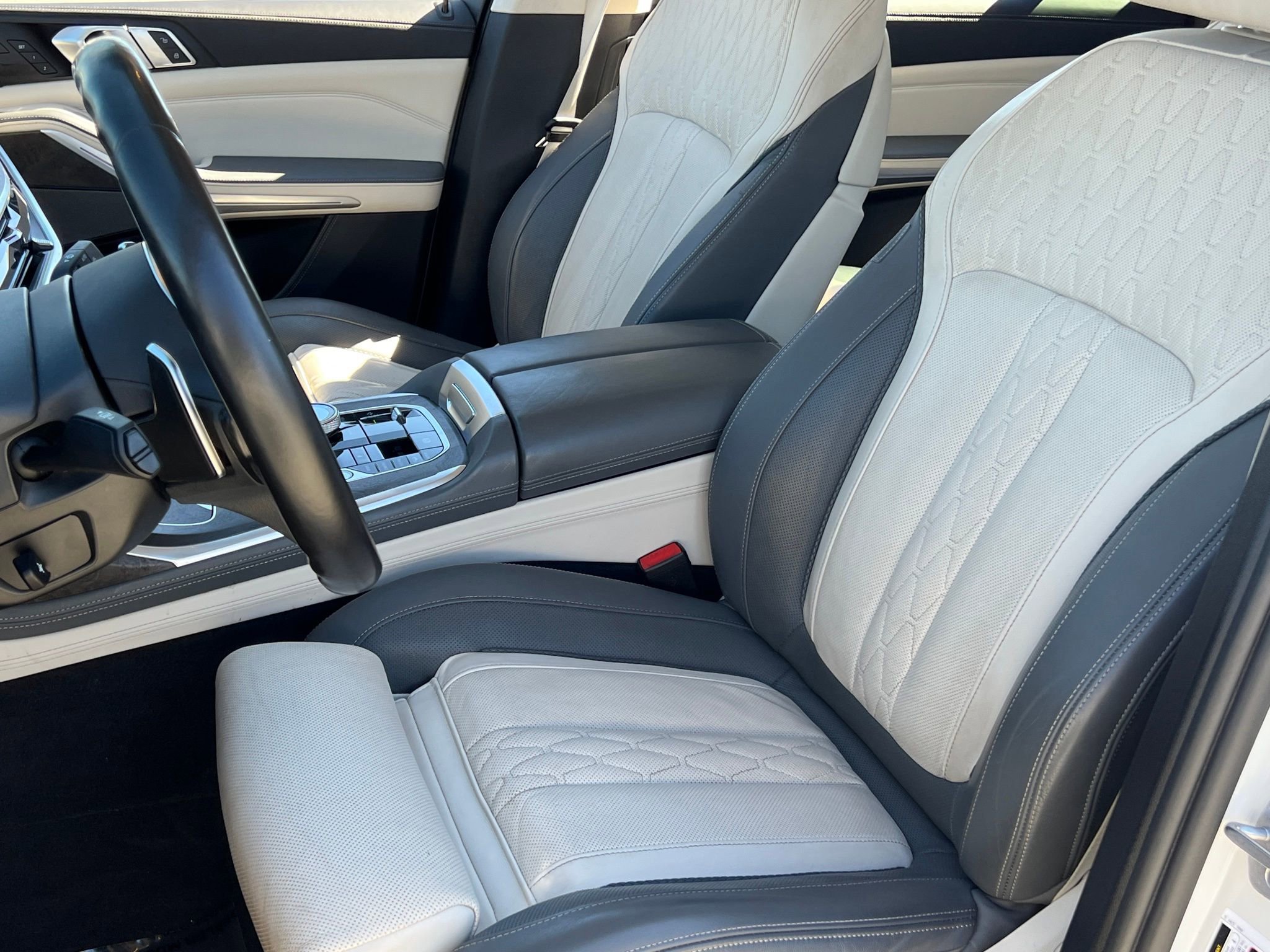 Used 2024 BMW X7 xDrive40i w/ Executive Package image 4