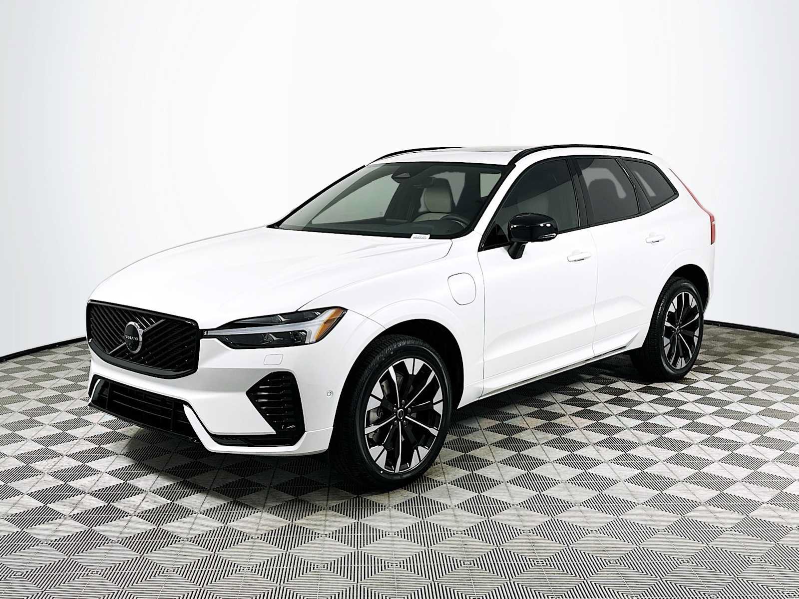 New 2026 Volvo XC60 T8 Plus w/ Climate Package PRO AWD/4WD image 3