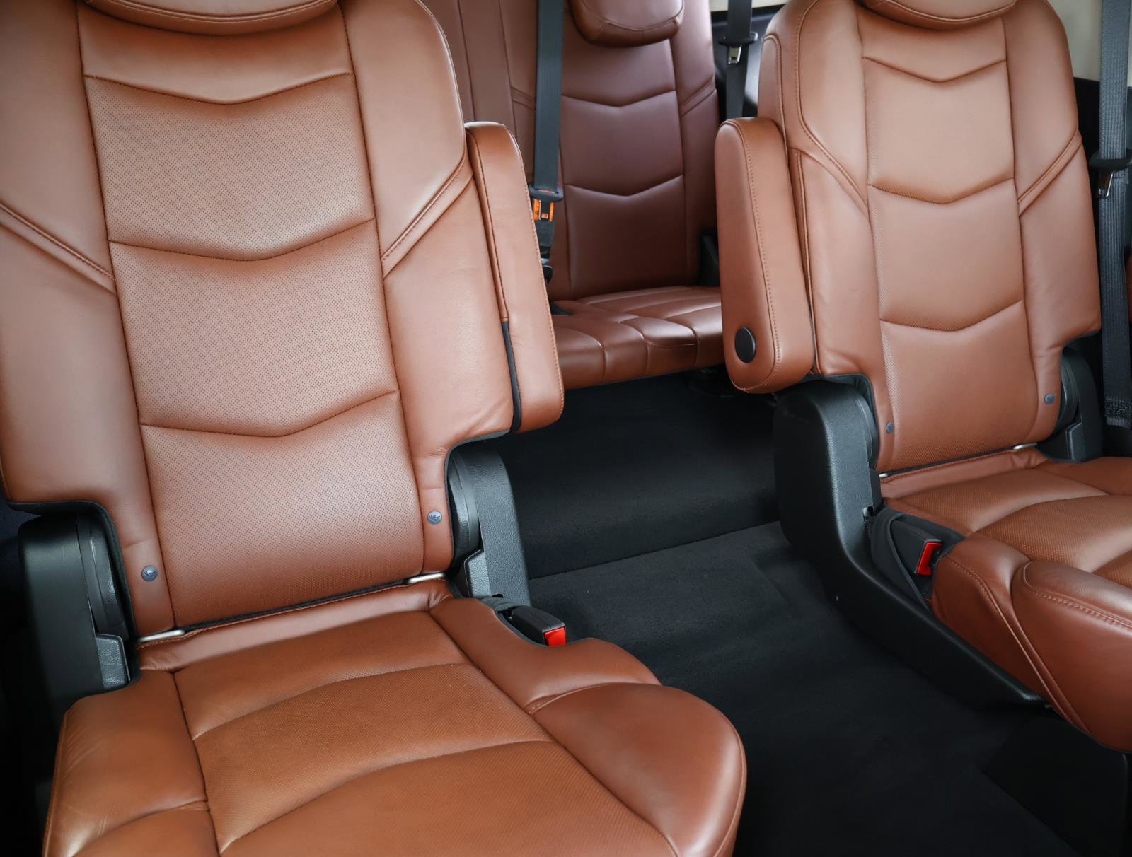Used 2020 Cadillac Escalade Premium Luxury w/ Escalade Sport Edition RWD image 20