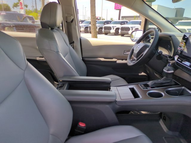 Used 2022 Toyota Sienna XLE image 21