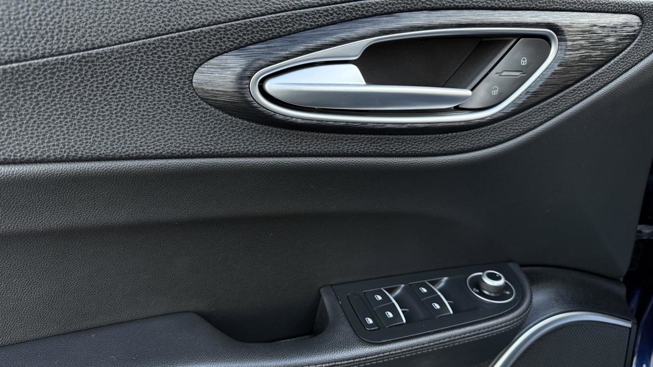 Used 2020 Alfa Romeo Giulia AWD w/ Nero Edizione image 13