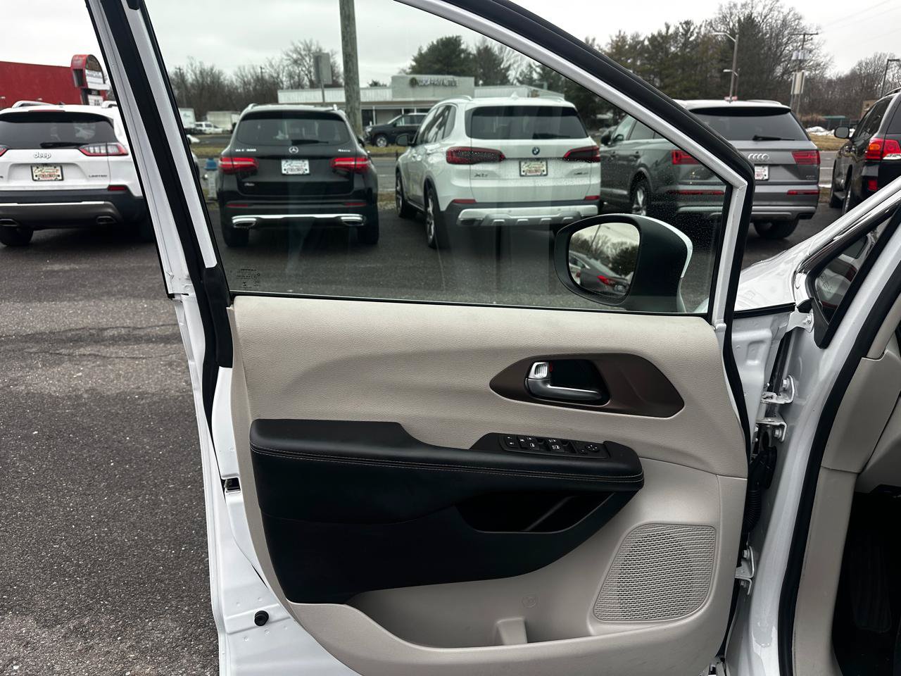 Used 2022 Chrysler Voyager LX FWD image 15