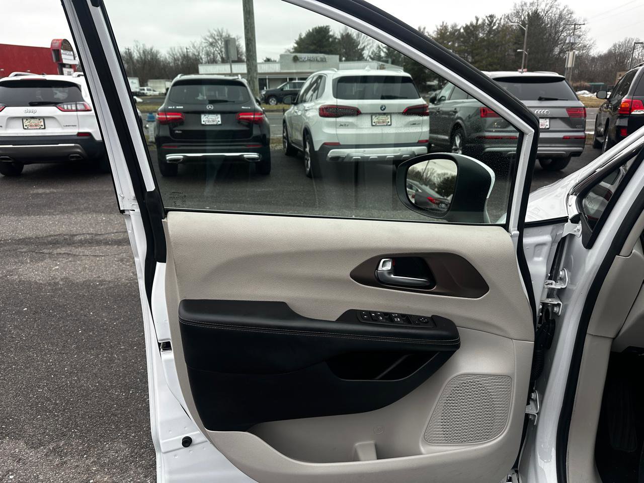 Used 2022 Chrysler Voyager LX image 15