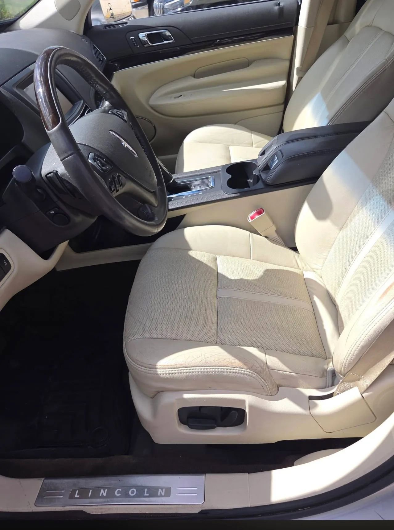 Used 2014 Lincoln MKT FWD image 9
