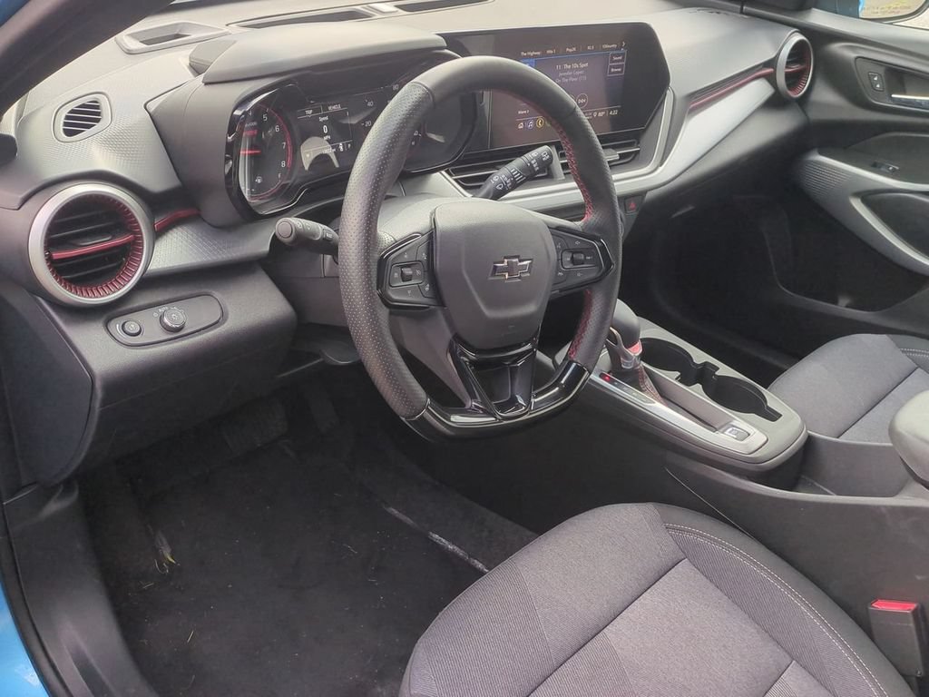 Used 2025 Chevrolet Trax RS w/ Driver Confidence Package FWD image 13