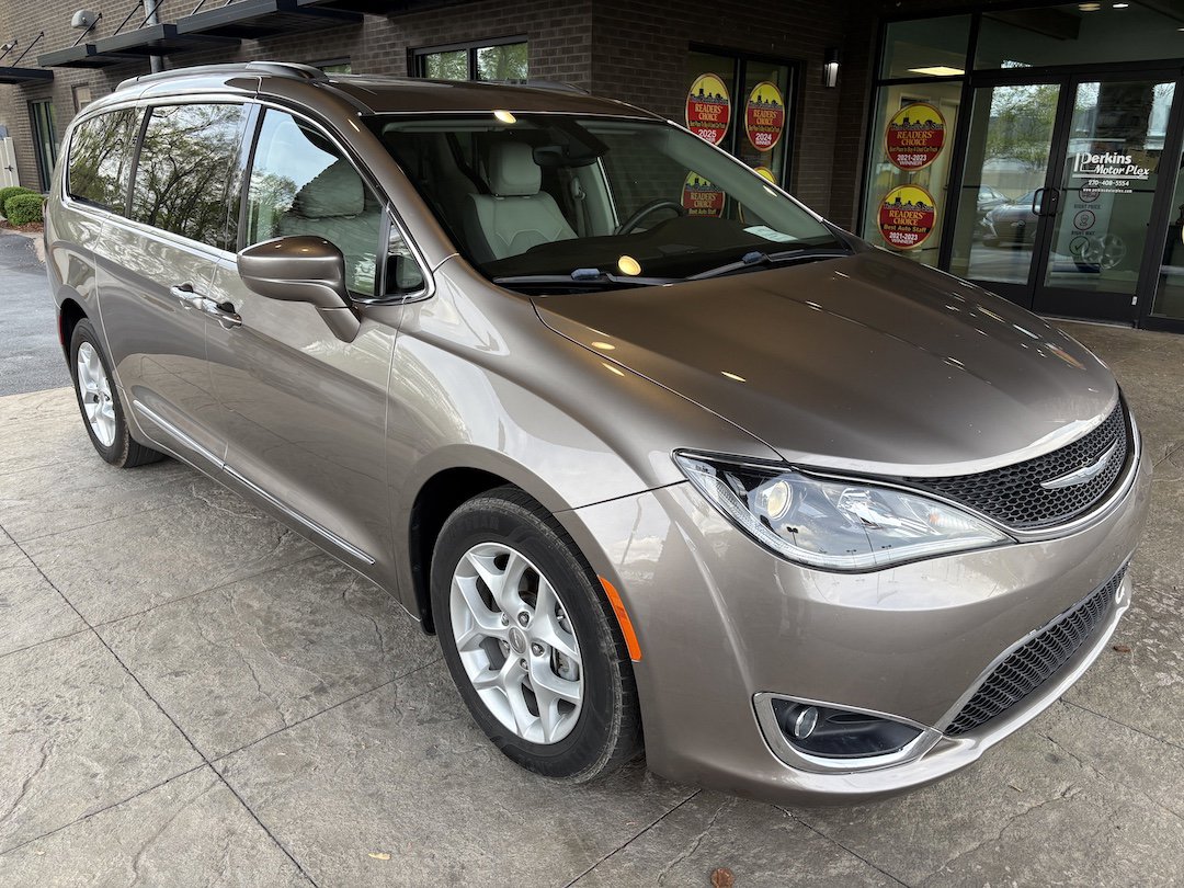 Used 2017 Chrysler Pacifica Touring-L w/ Tire & Wheel Group FWD image 4