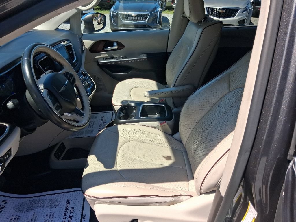 Used 2017 Chrysler Pacifica Limited w/ UConnect Theater Package FWD image 3