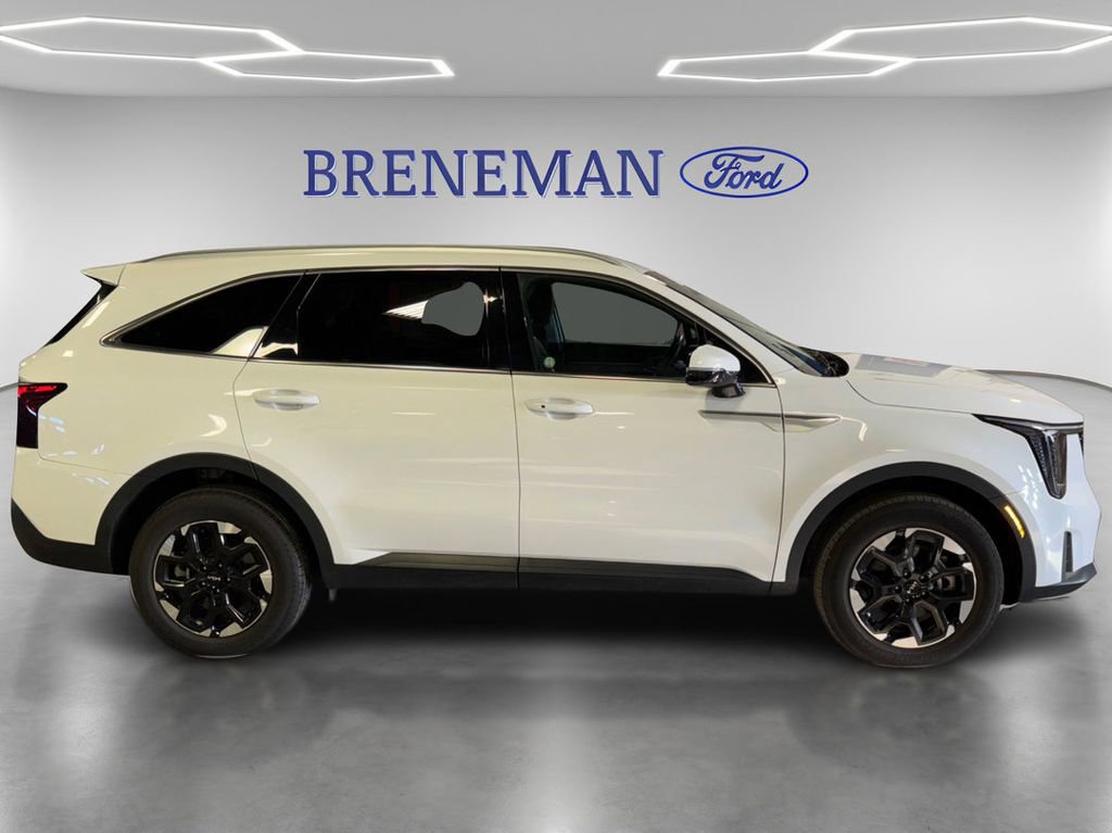 Used 2024 Kia Sorento S image 4