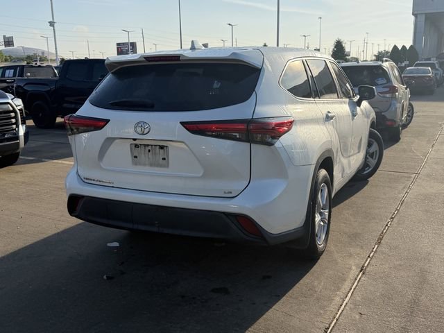 Used 2020 Toyota Highlander LE FWD image 5