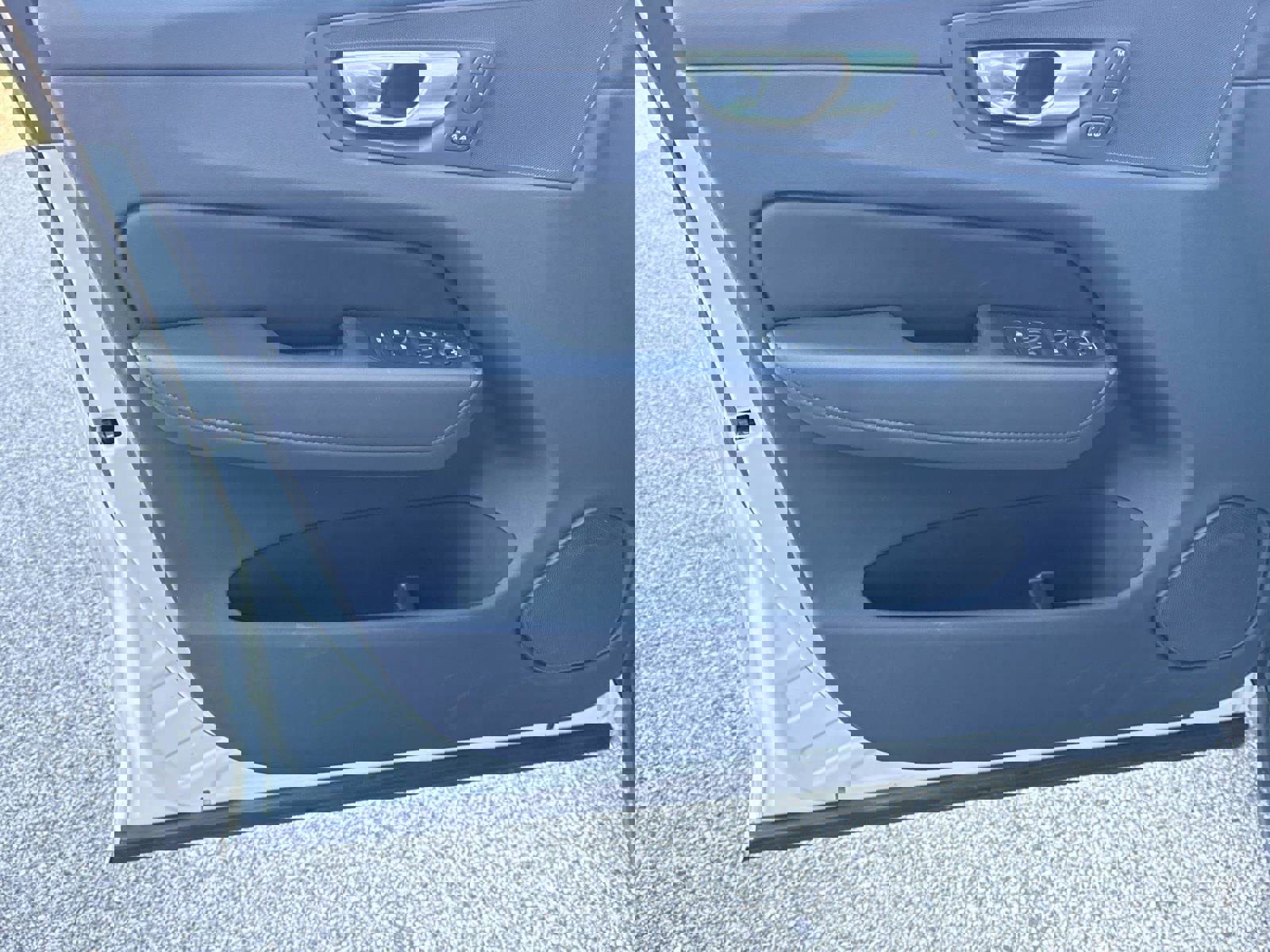 Used 2025 Volvo XC60 B5 Plus image 16