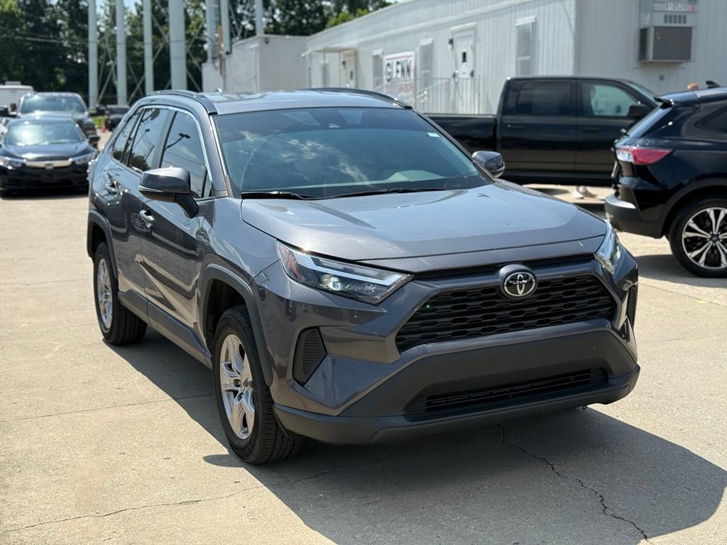 Used 2022 Toyota RAV4 XLE AWD/4WD image 4