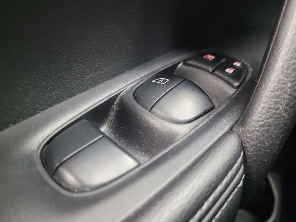 Used 2015 Nissan Rogue S AWD/4WD image 27