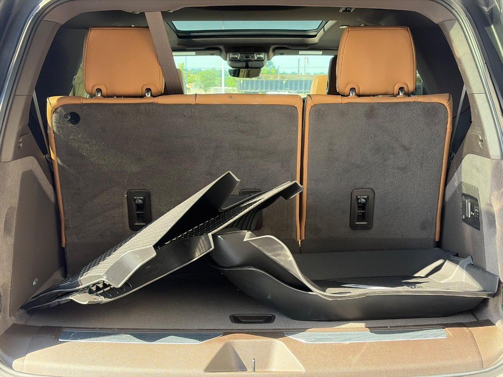 Certified 2023 Cadillac Escalade Premium Luxury AWD/4WD image 4