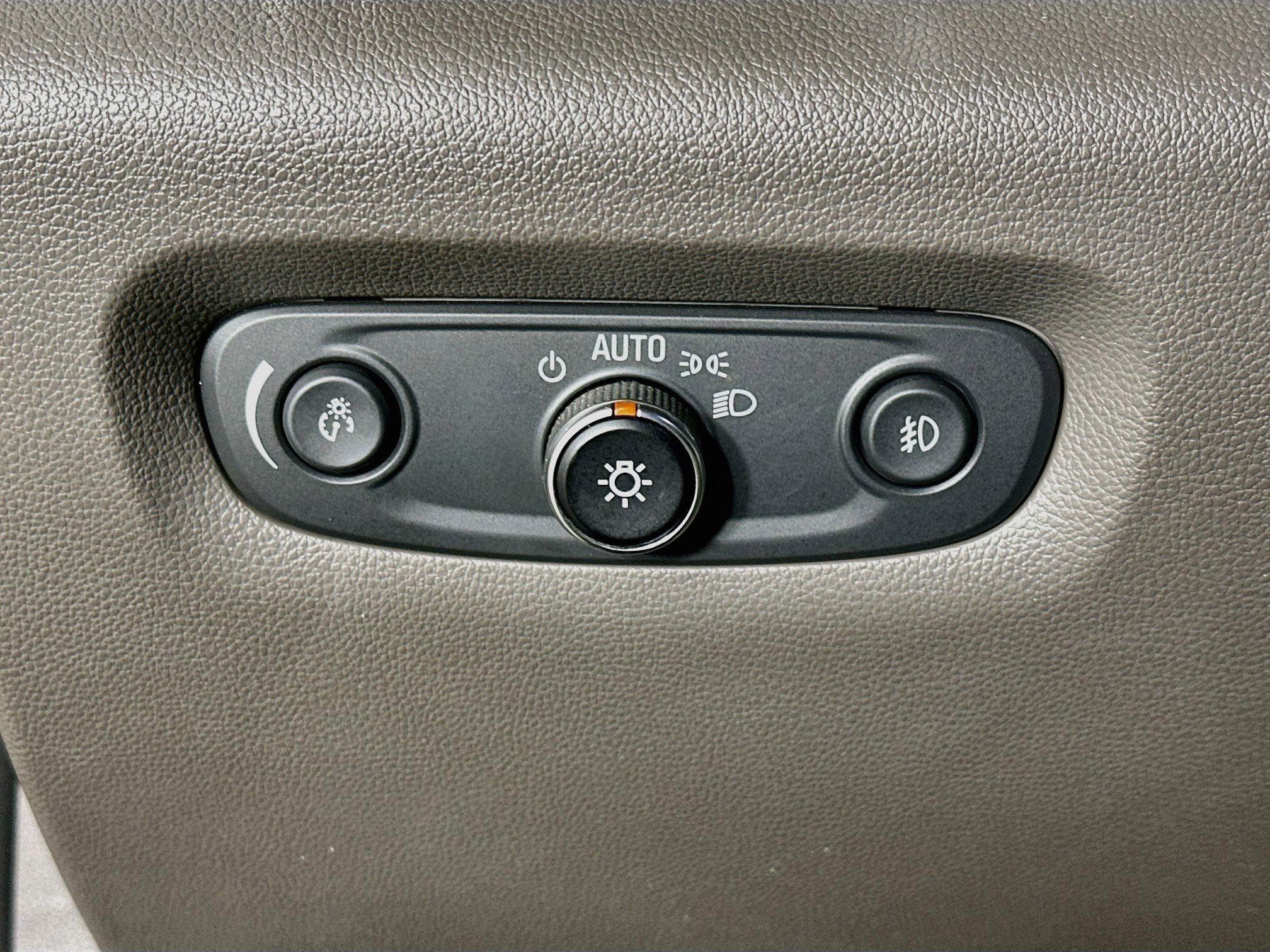 Used 2019 Chevrolet Traverse Premier w/ Driver Confidence II Package FWD image 17