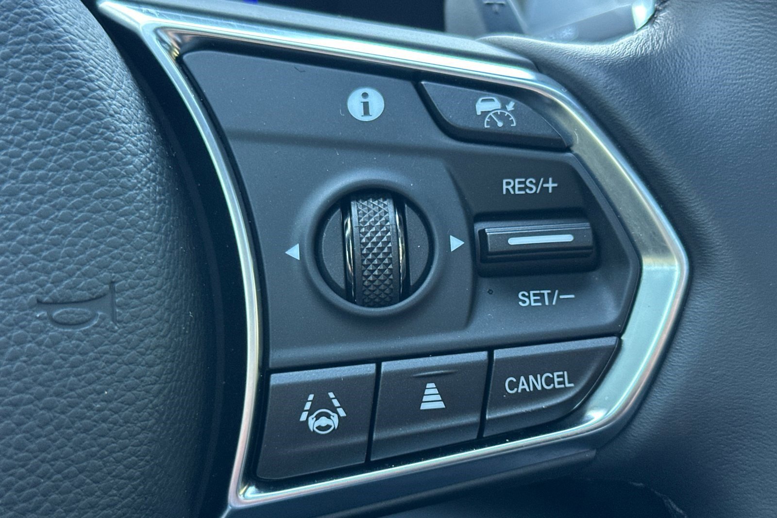 Certified 2025 Acura MDX FWD w/ Technology Package image 32