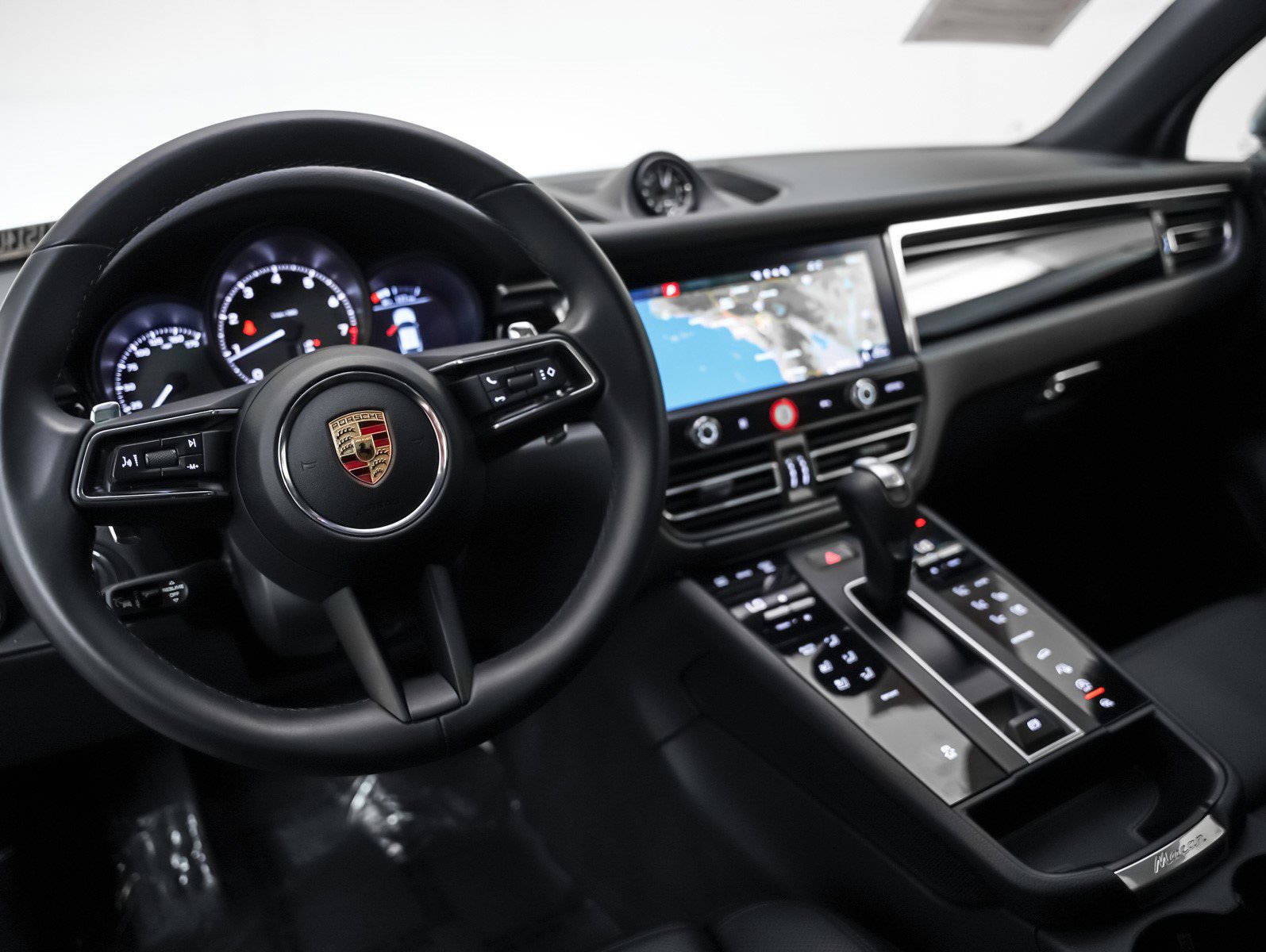 Certified 2025 Porsche Macan image 4