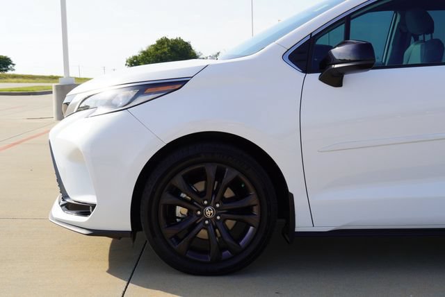 Used 2023 Toyota Sienna XSE FWD image 5