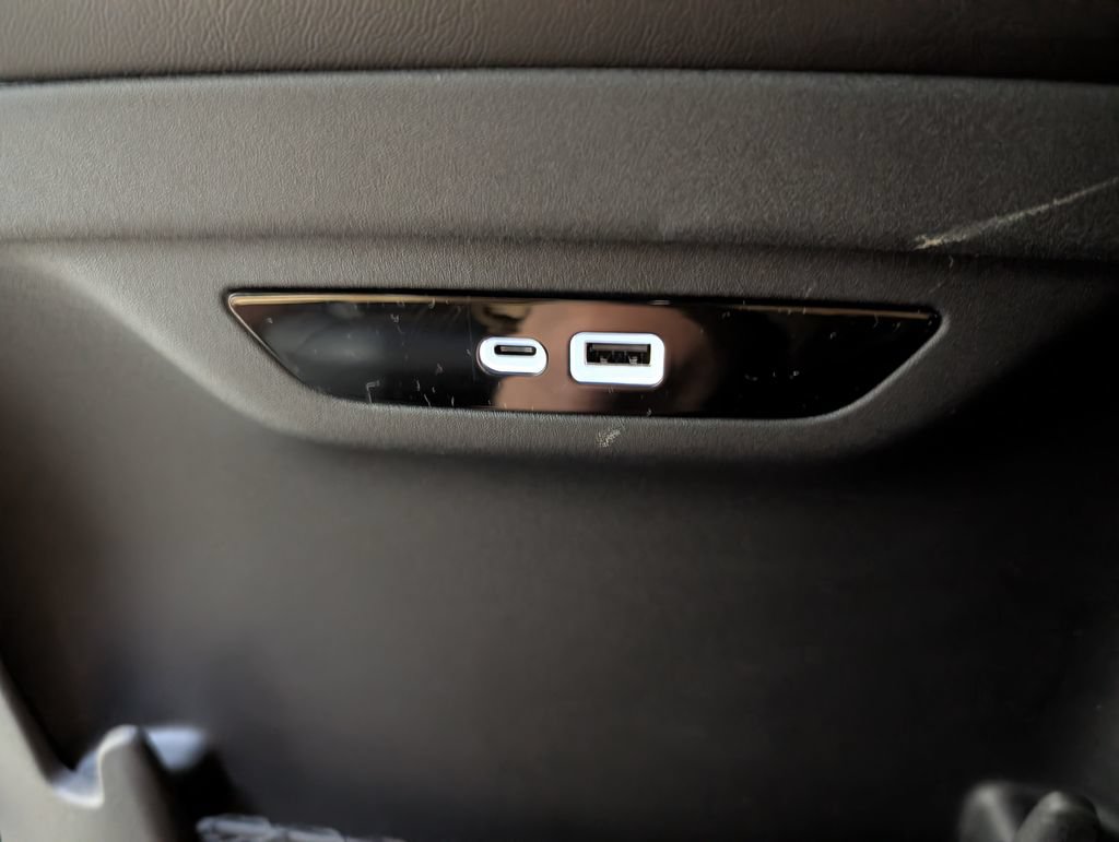 Used 2027 Chrysler Pacifica Select FWD image 10