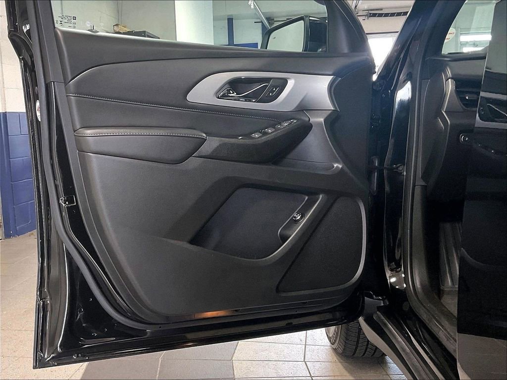 Used 2023 Chevrolet Traverse LT w/ Midnight/Sport Edition AWD/4WD image 9
