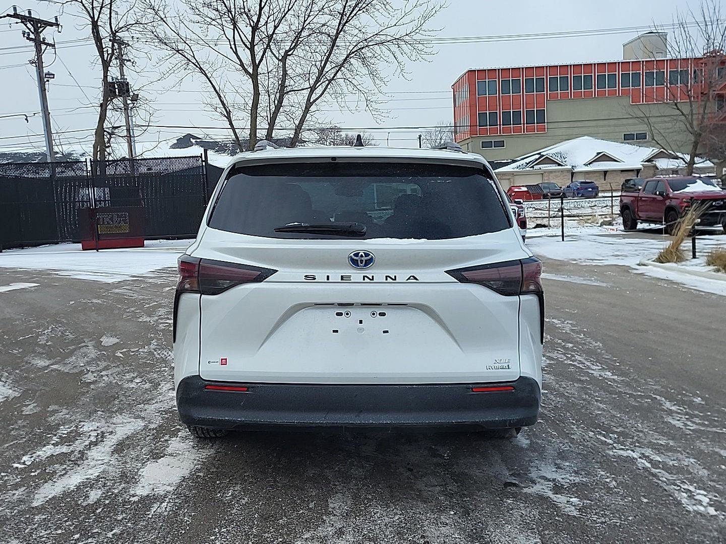 Used 2024 Toyota Sienna XLE image 4