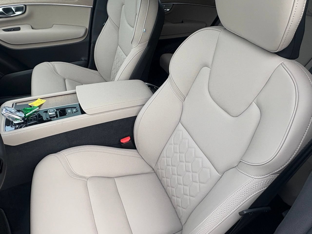New 2026 Volvo XC90 T8 Plus w/ Protection Package Premier AWD/4WD image 19