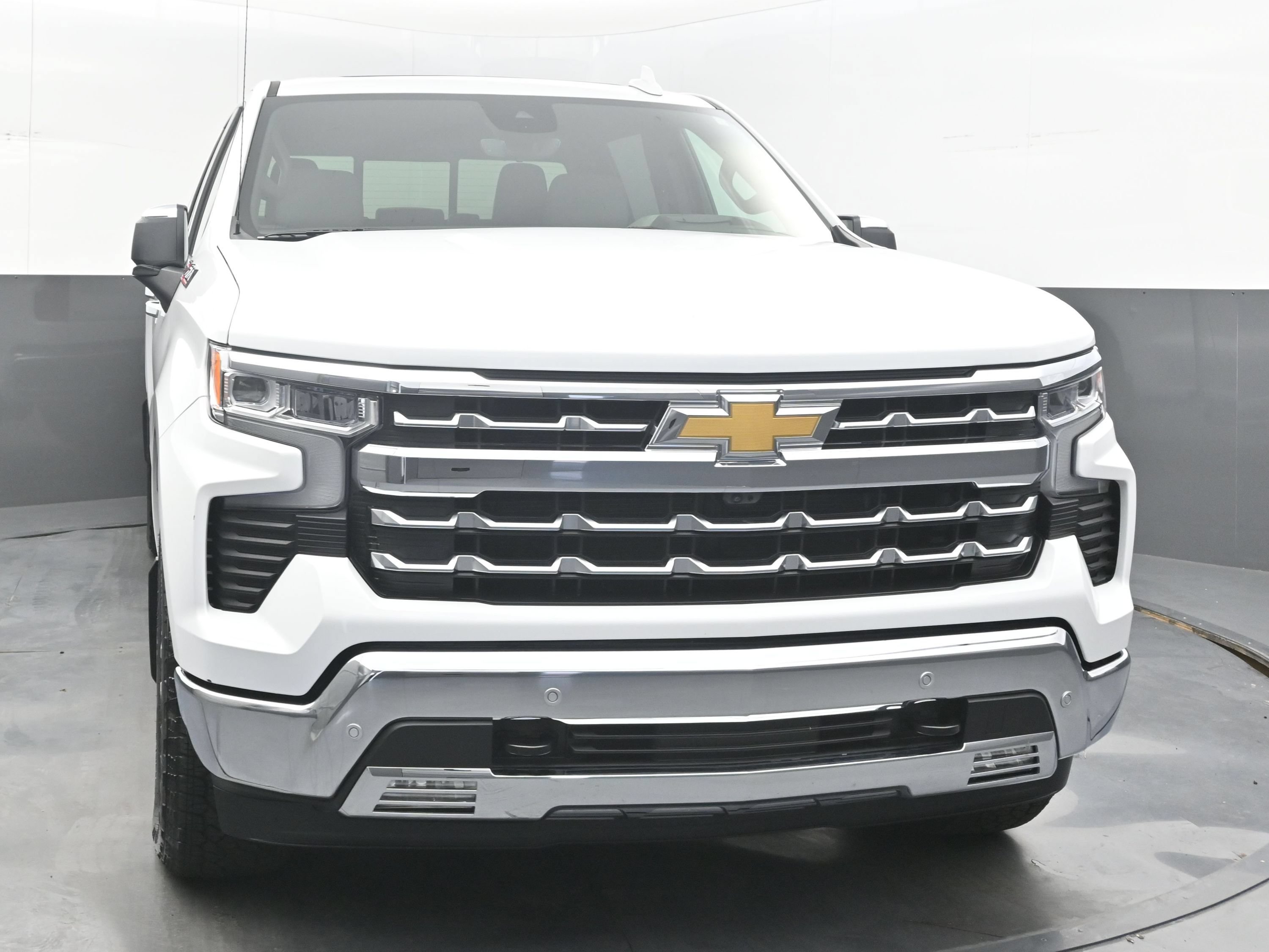 Used 2025 Chevrolet Silverado 1500 LTZ w/ LTZ Premium Package AWD/4WD image 3
