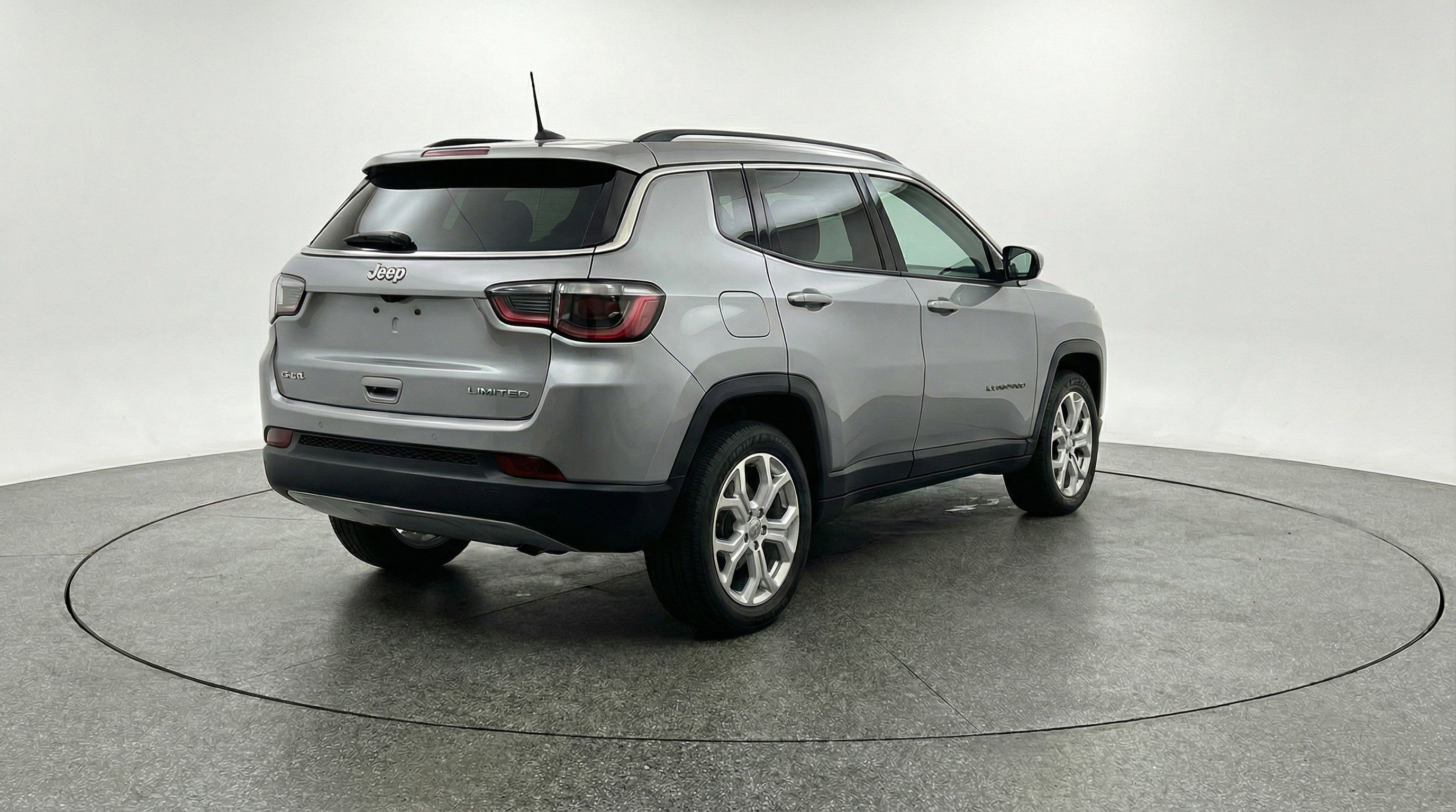 Used 2025 Jeep Compass Latitude image 9