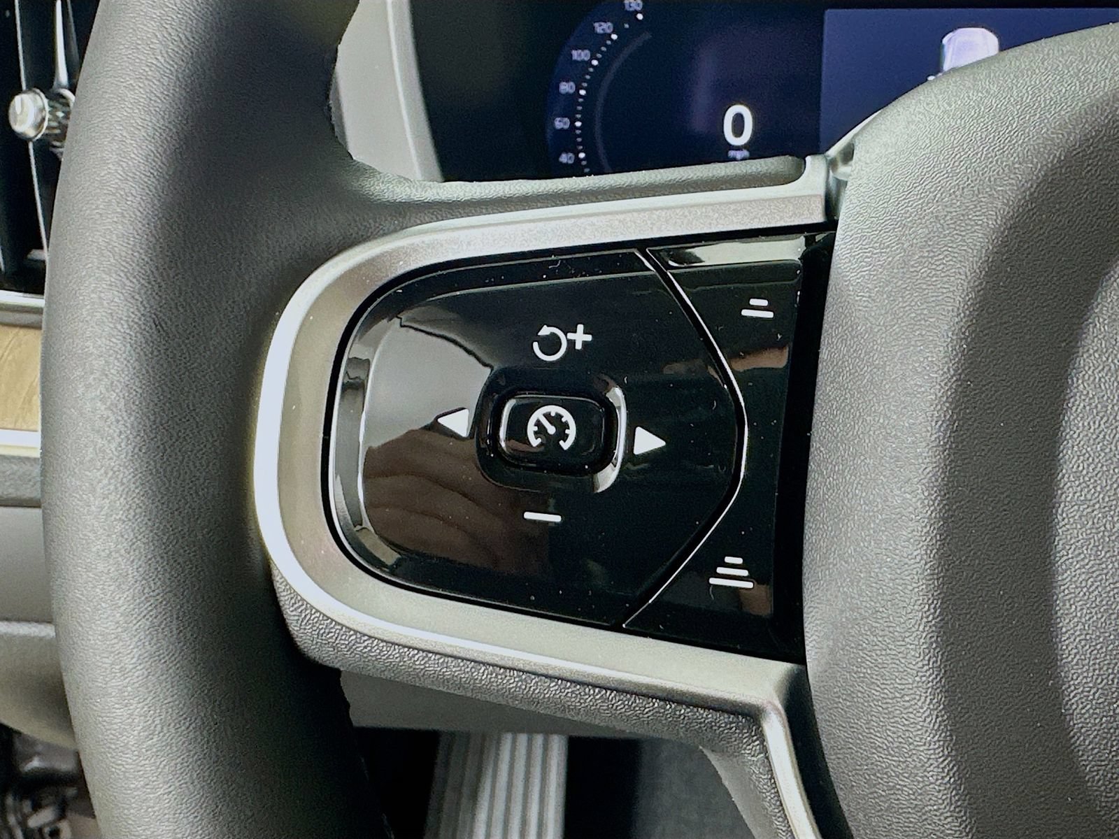 New 2026 Volvo XC60 B5 Plus w/ Protection Package Premier AWD/4WD image 18