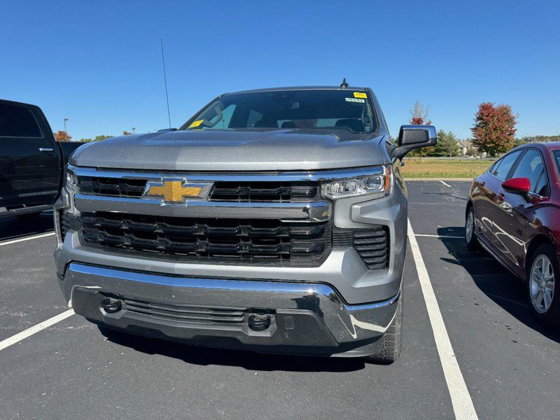 Used 2024 Chevrolet Silverado 1500 LT AWD/4WD image 2