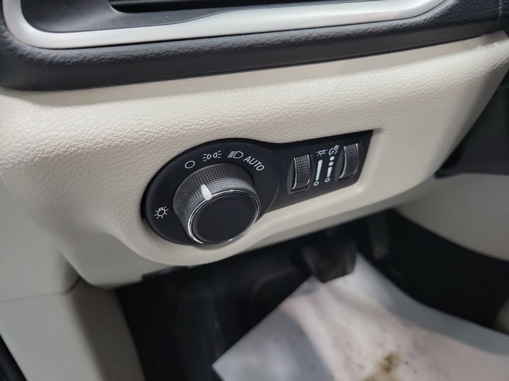 Used 2023 Chrysler Voyager LX FWD image 38