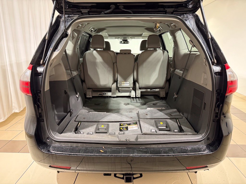 Used 2020 Toyota Sienna XLE w/ Carpet Mat Package FWD image 12