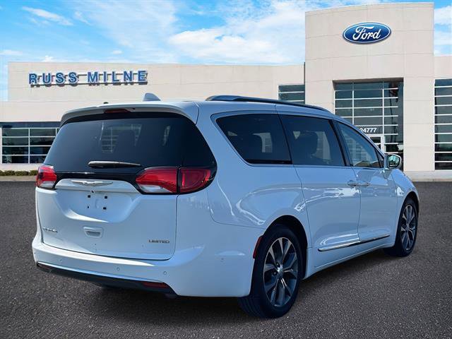 Used 2017 Chrysler Pacifica Limited image 4