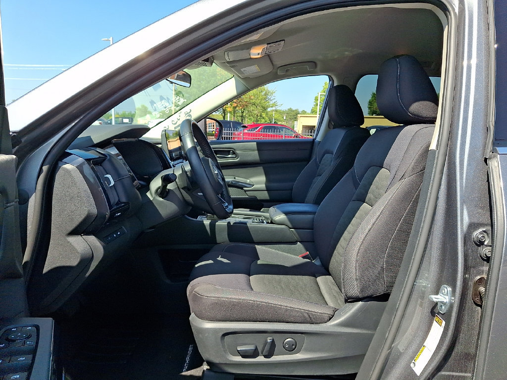 Used 2025 Nissan Pathfinder SV AWD/4WD image 13