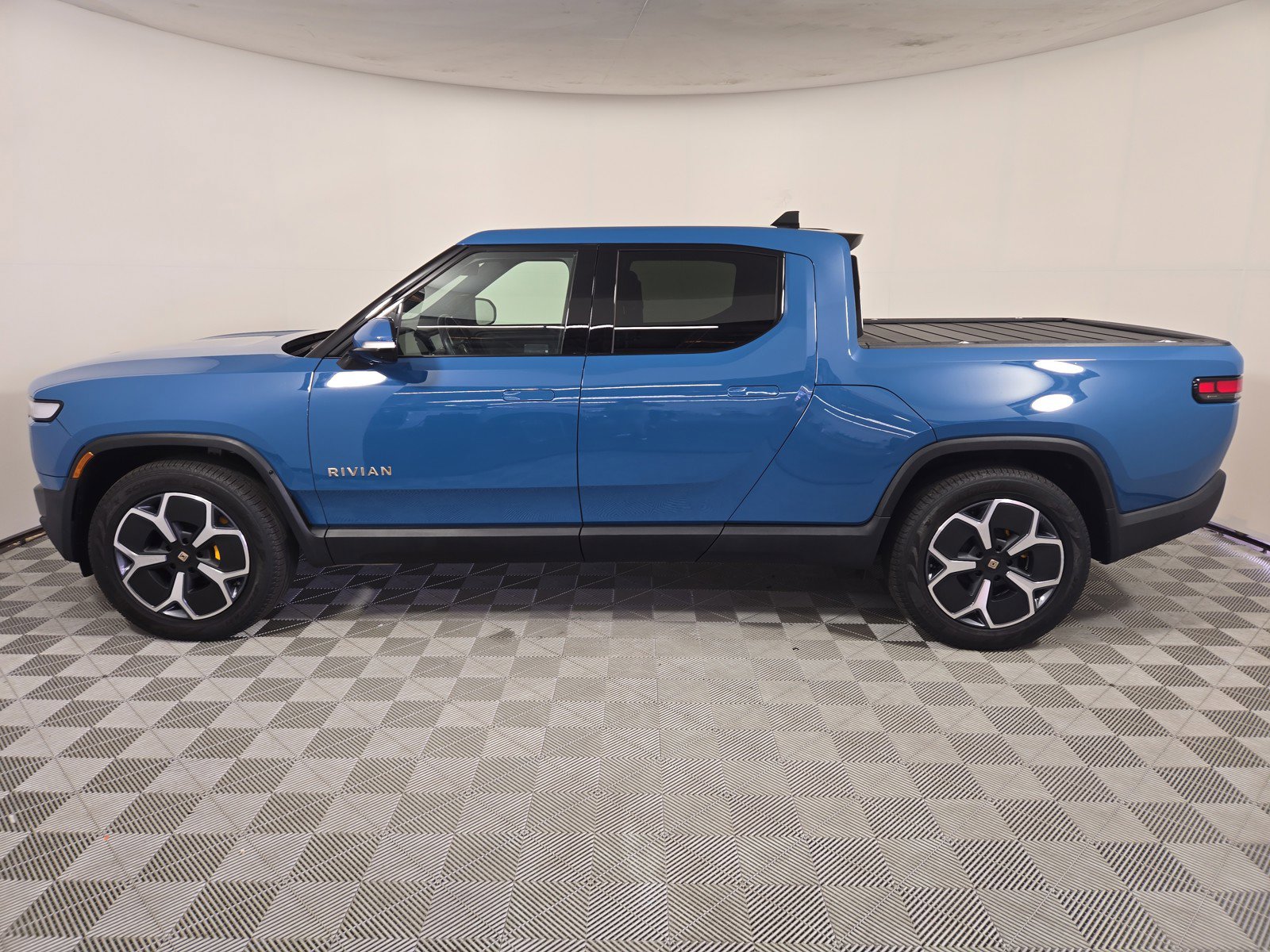 Used 2022 Rivian R1T Adventure image 2