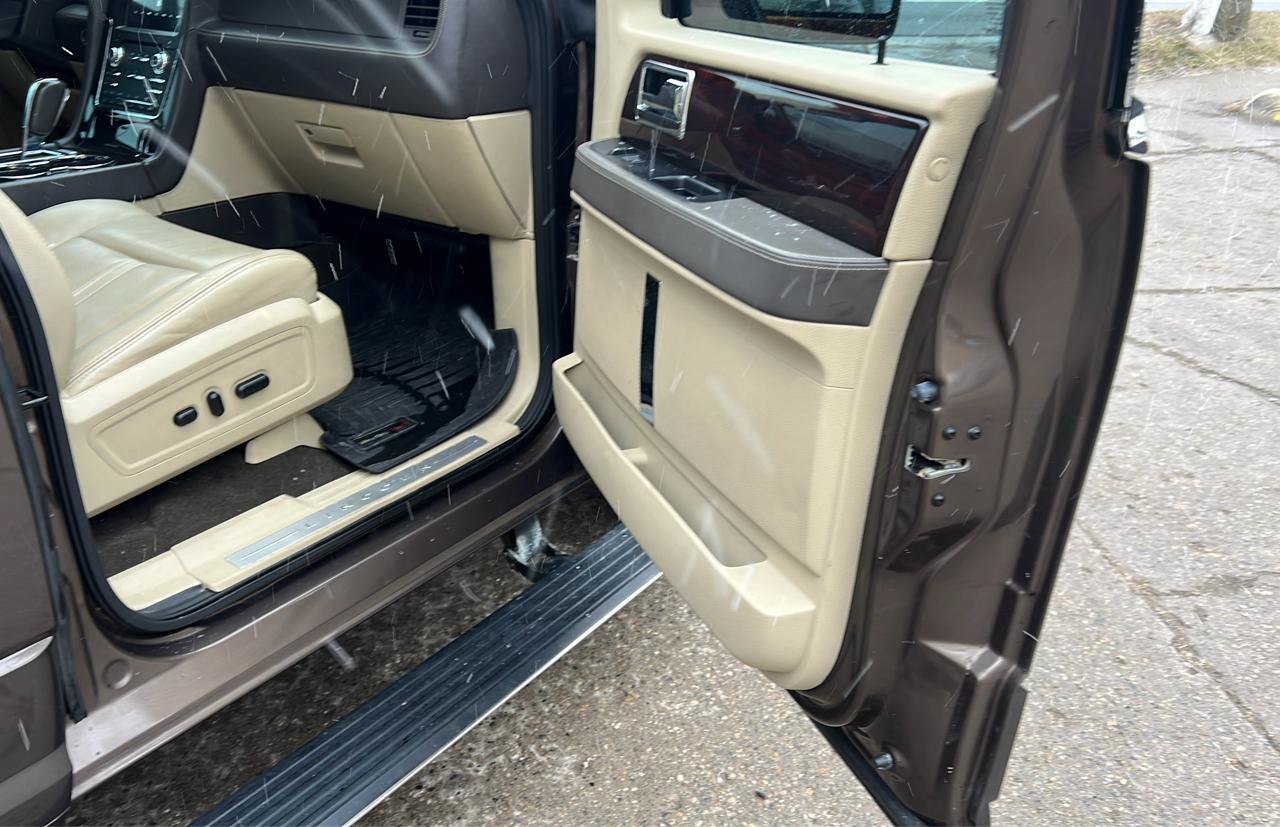Used 2016 Lincoln Navigator Reserve AWD/4WD image 18