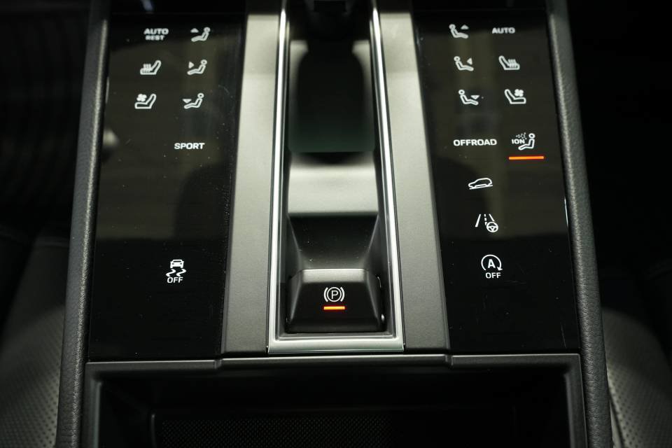 Certified 2026 Porsche Macan AWD/4WD image 22