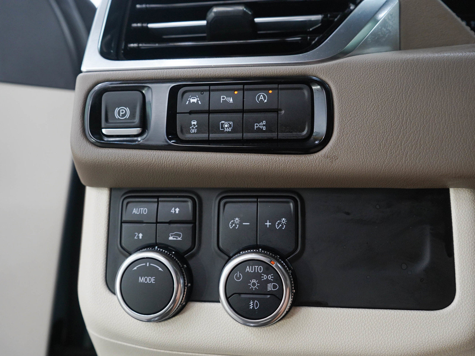 Used 2025 GMC Yukon Denali w/ Sun & Power Step Package AWD/4WD image 27