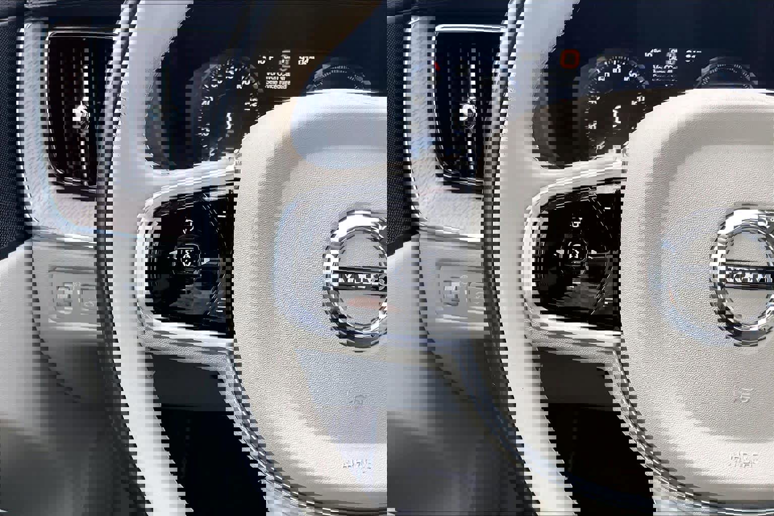 Used 2018 Volvo XC60 T8 Inscription w/ Advanced Package image 21