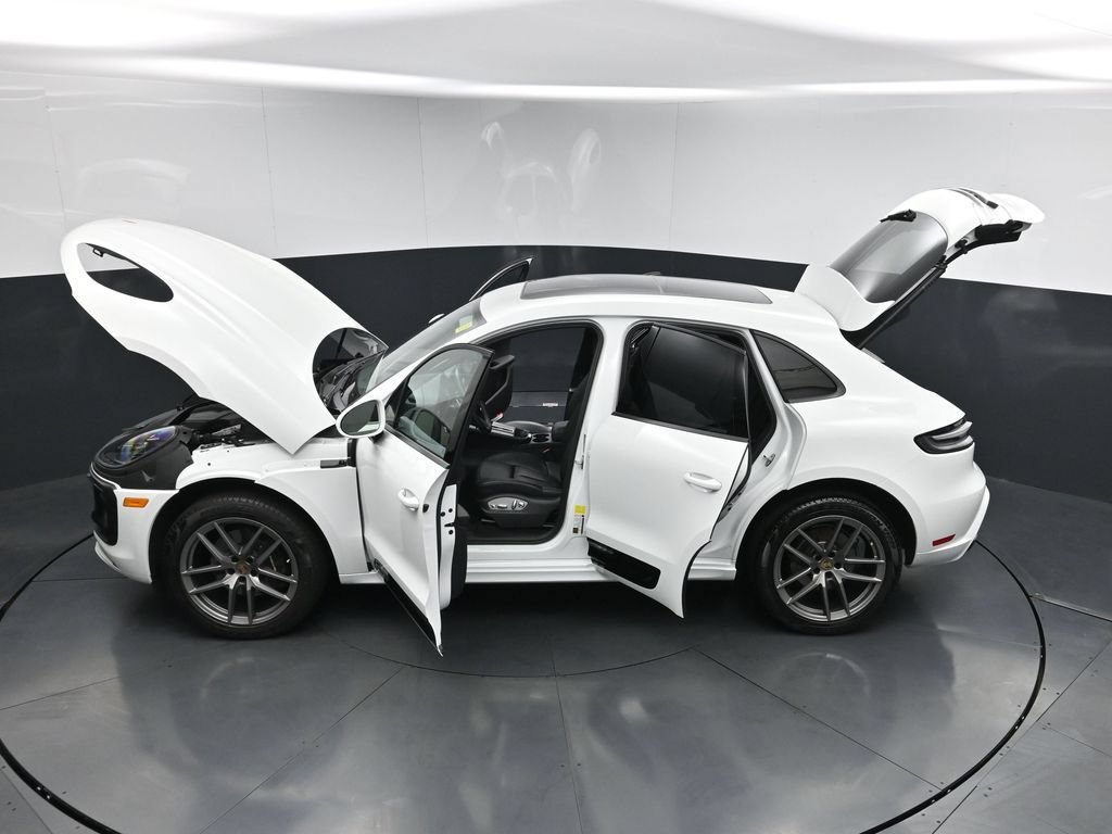 Certified 2025 Porsche Macan AWD/4WD image 31