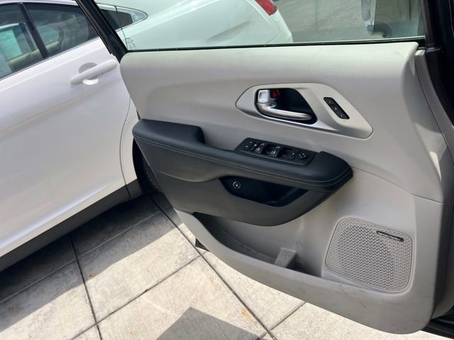 Used 2020 Chrysler Pacifica Limited w/ Advanced Safetytec Group FWD image 15