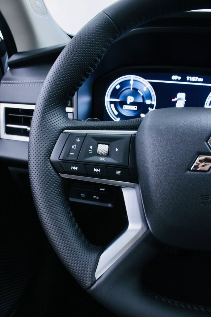 New 2025 Mitsubishi Outlander SE image 15