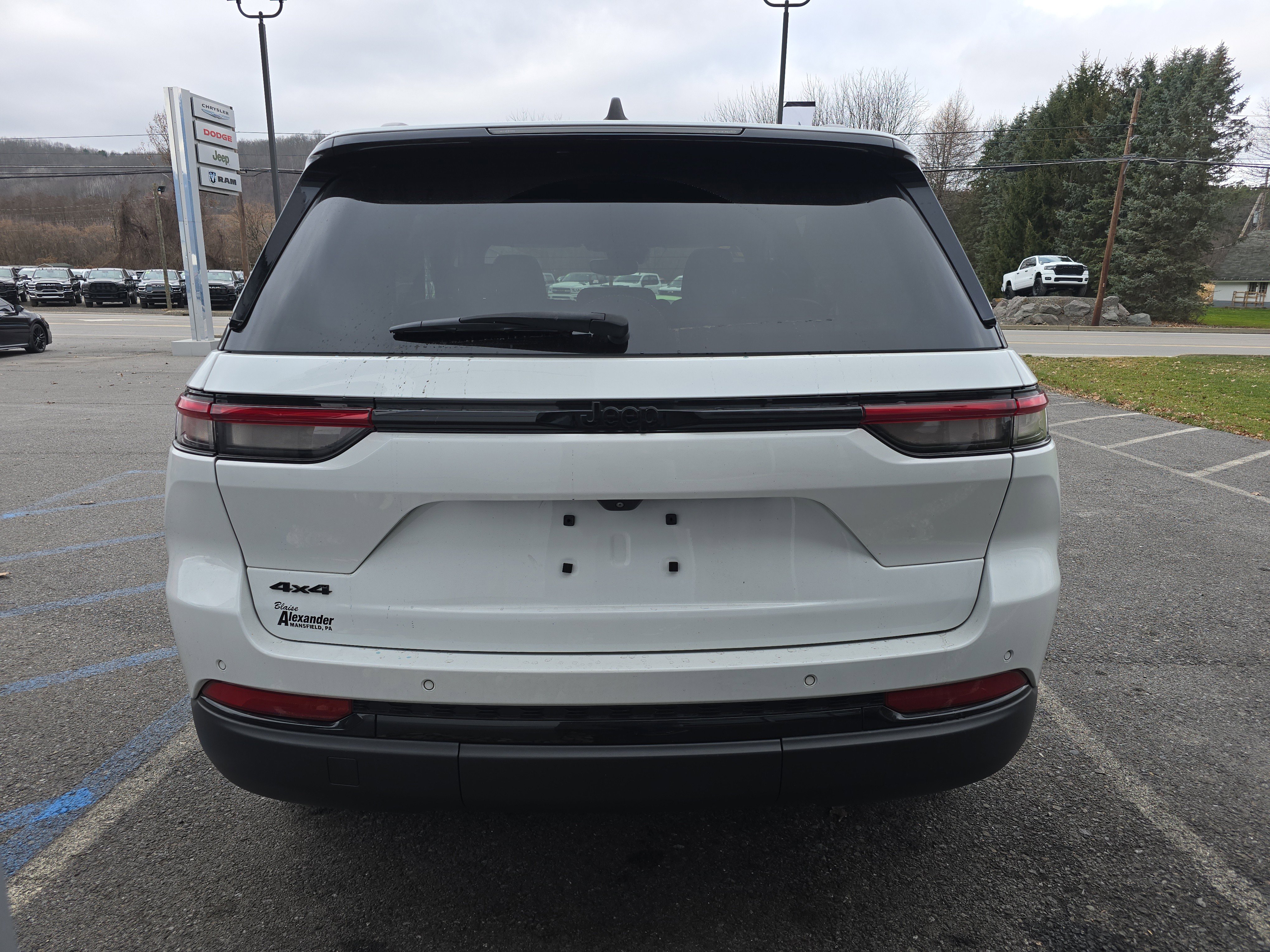 Used 2023 Jeep Grand Cherokee Altitude image 4