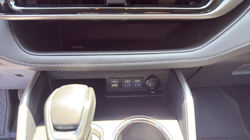 Used 2022 Toyota Highlander XLE AWD/4WD image 28
