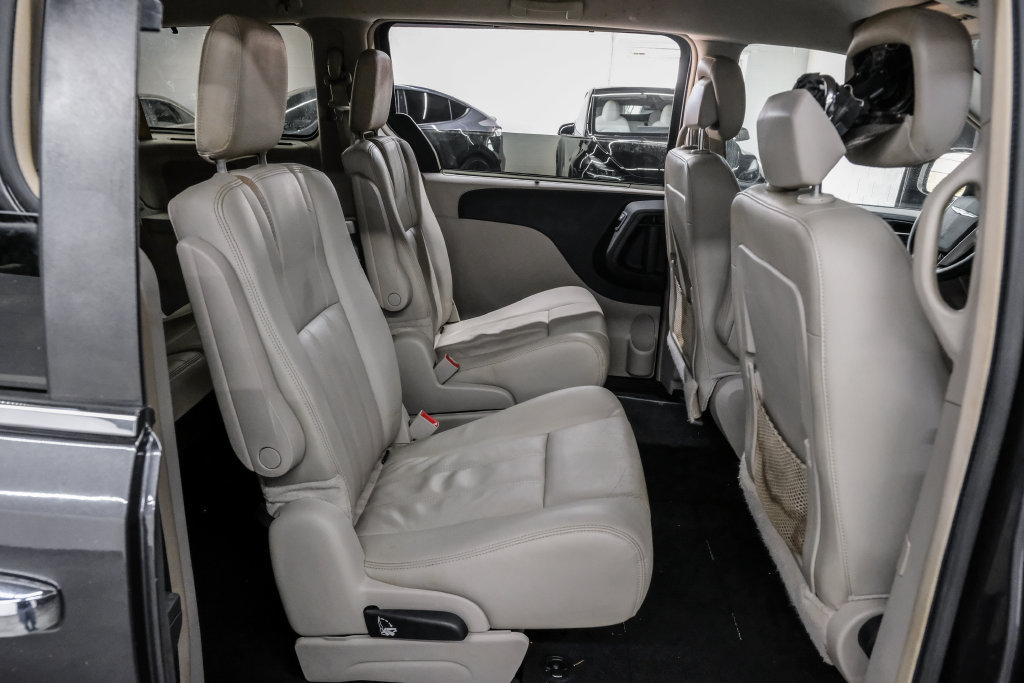 Used 2015 Chrysler Town & Country Touring w/ Driver Convenience Group FWD image 39
