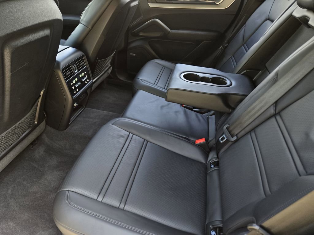 Used 2024 Porsche Cayenne Coupe image 40