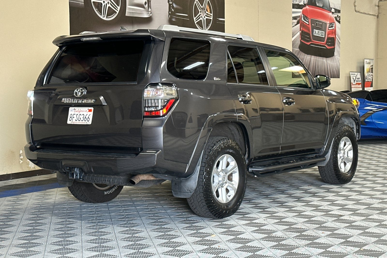 Used 2018 Toyota 4Runner SR5 AWD/4WD image 4